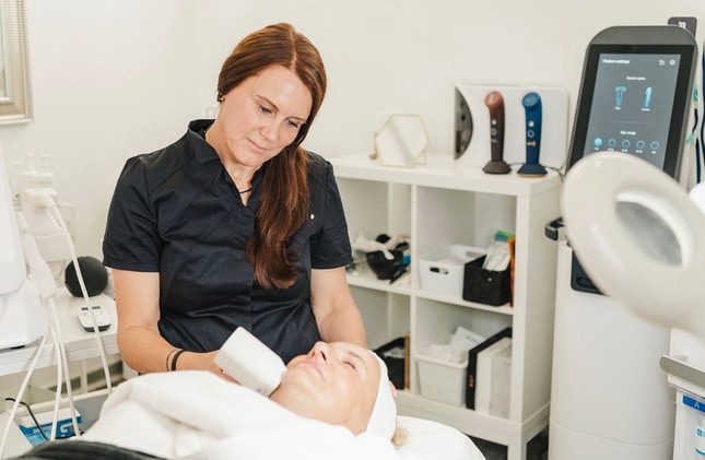 Manuela de Oliveira treating a client in her studio